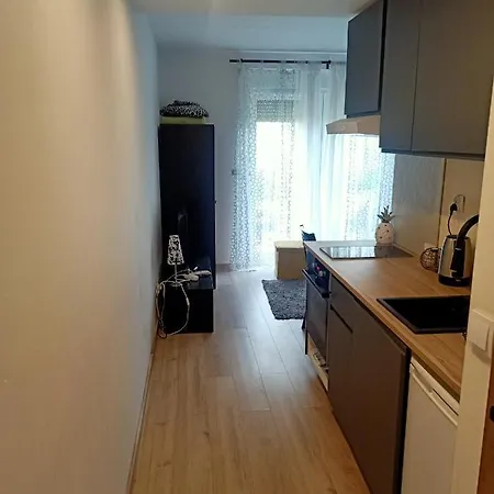 Przytulne - 2 Pokoje,parking,blisko Centrum-6km,tramwaj, Nflix, Park, Spokoj, *